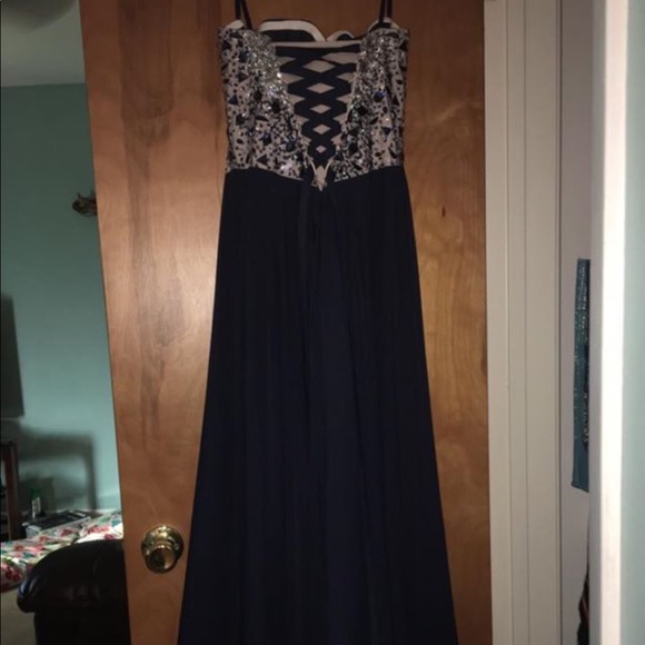 Size 4 prom dress! - Picture 3 of 4